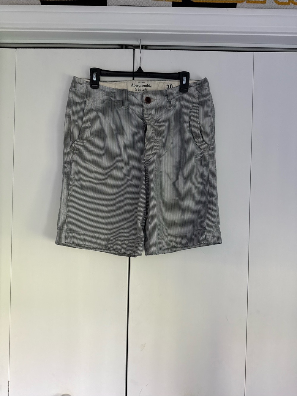Abercrombie & Fitch Men’s Blue/white Seersucker Cotton Shorts - waist size 30